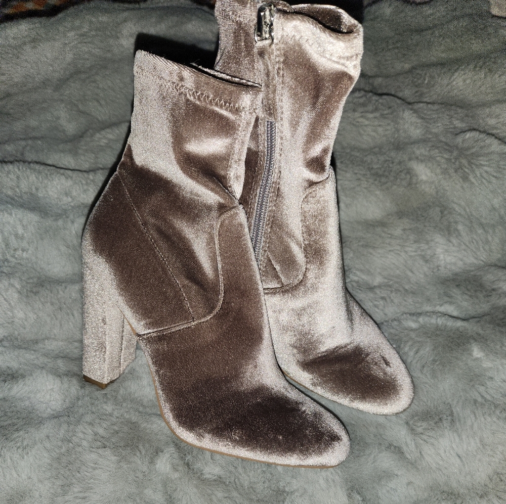 Steve Madden (Edit) Size 7.5  Gray  Velour Sock Boot